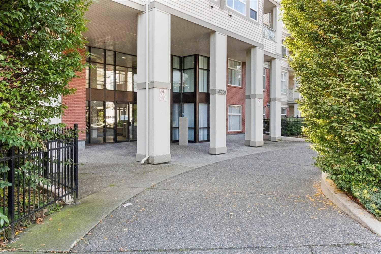 205 - 45700 Wellington Avenue, Chilliwack, V2P 2E4 — photo 2