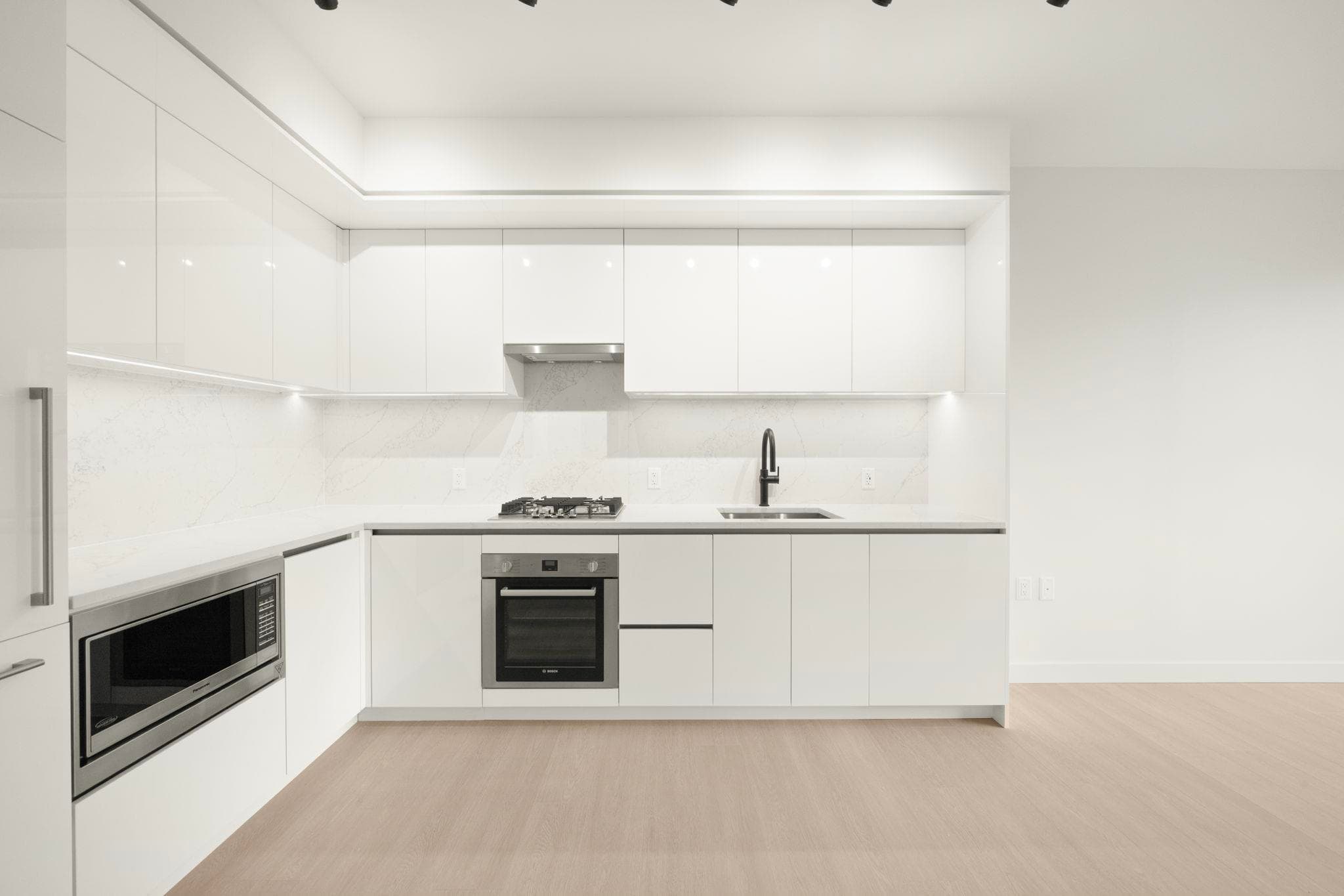 201 - 5987 Wilson Avenue, Burnaby, V5H 2R3 — photo 2