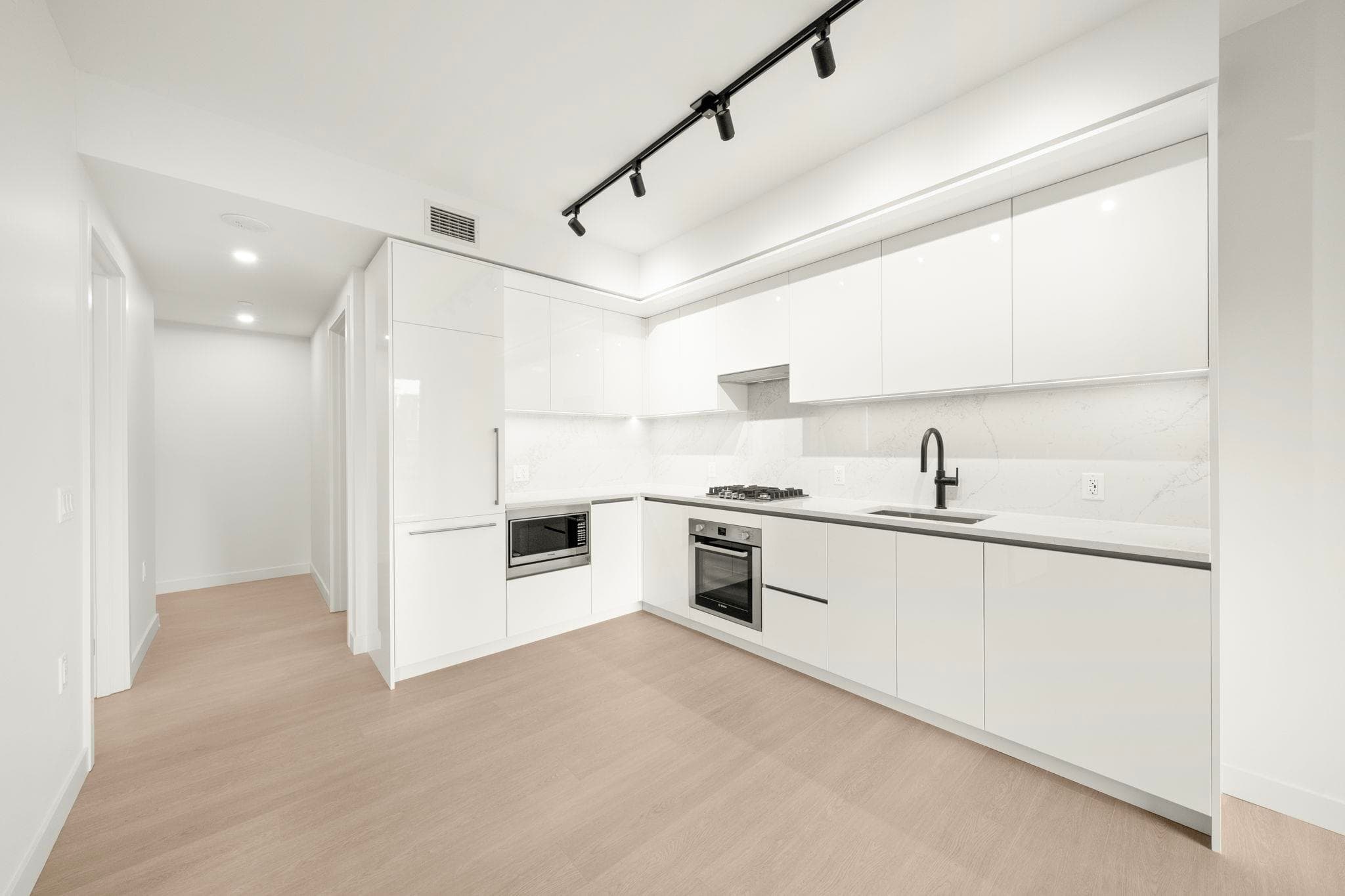201 - 5987 Wilson Avenue, Burnaby, V5H 2R3 — photo 1