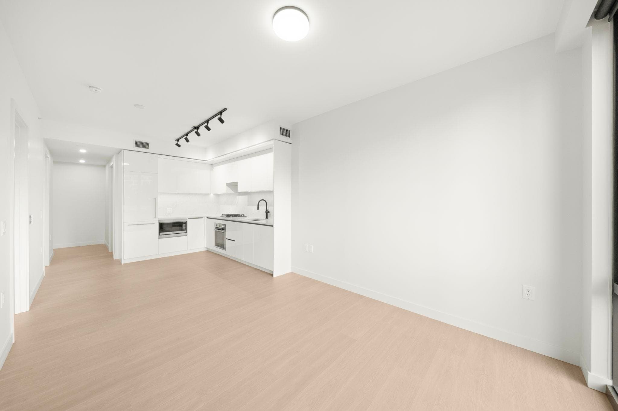 201 - 5987 Wilson Avenue, Burnaby, V5H 2R3 — photo 4