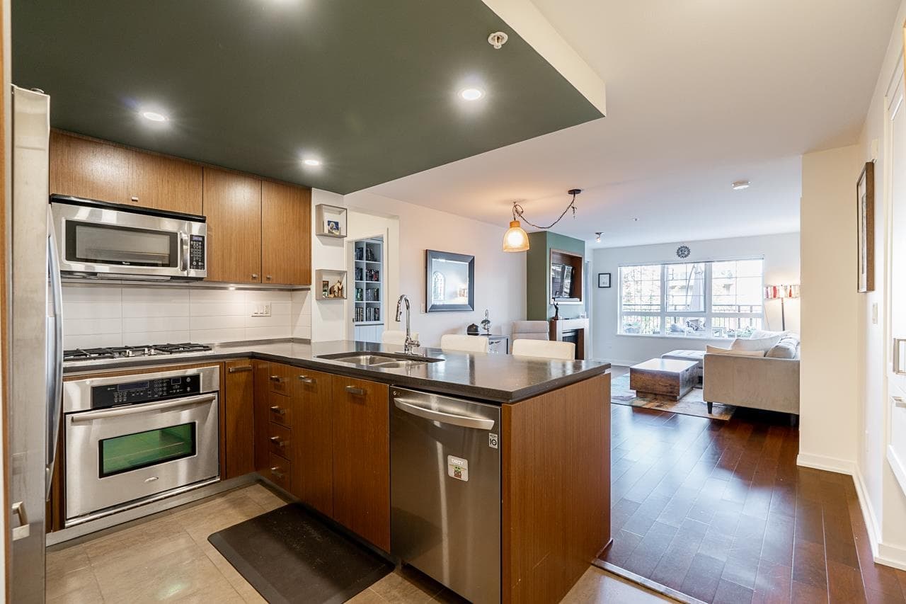 203 - 2950 King George Boulevard, Surrey, V4P 0E5 — photo 2