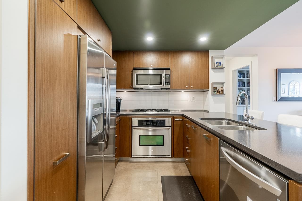 203 - 2950 King George Boulevard, Surrey, V4P 0E5 — photo 3