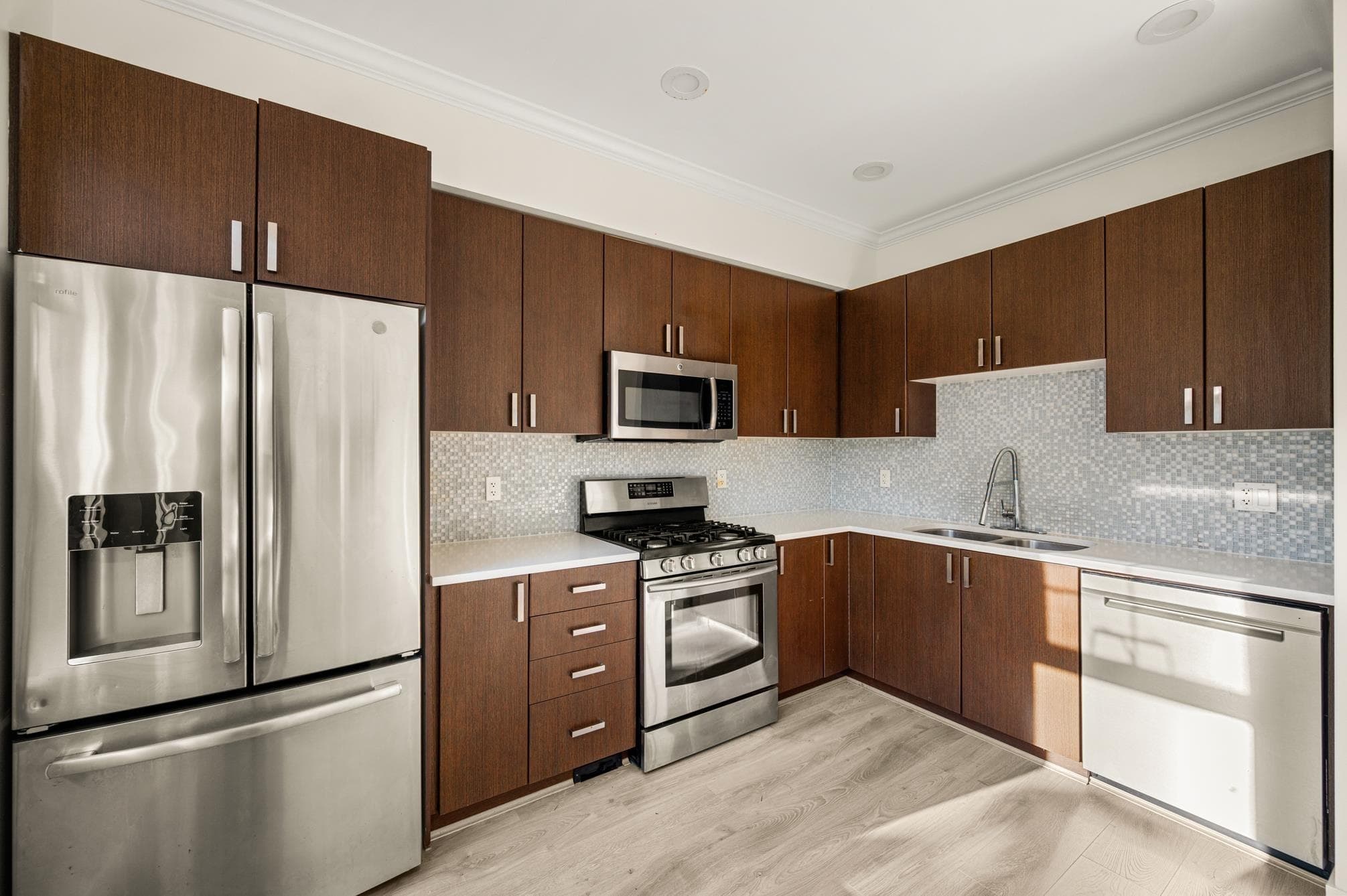 32 - 1111 Ewen Avenue, New Westminster, V3M 5E3 — photo 2