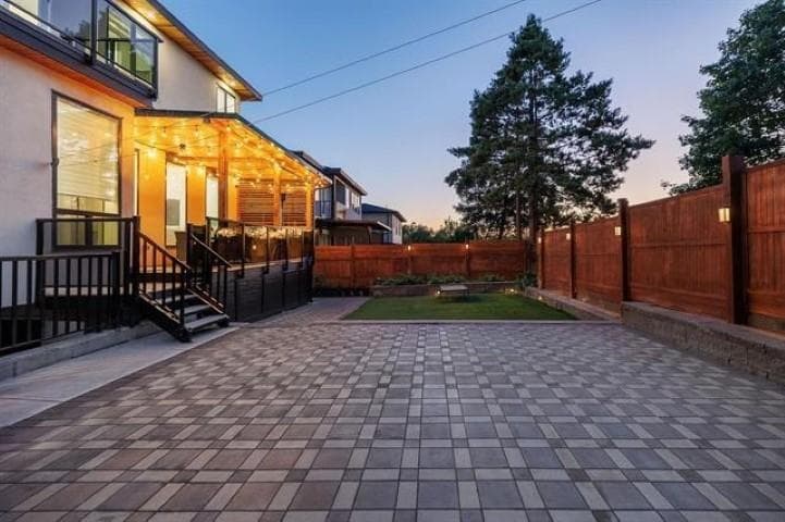 18065 58a Avenue, Surrey, V3S 1N7 — photo 4