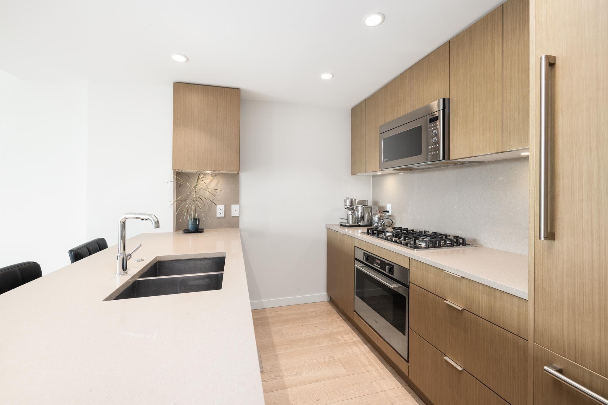 810 - 125 E 14th Street, North Vancouver, V7L 0E6 — photo 2