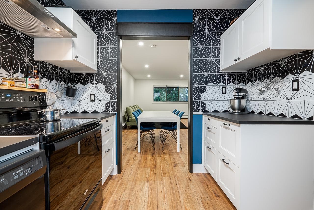 301 - 1561 Vidal Street, White Rock, V4B 5A7 — photo 1