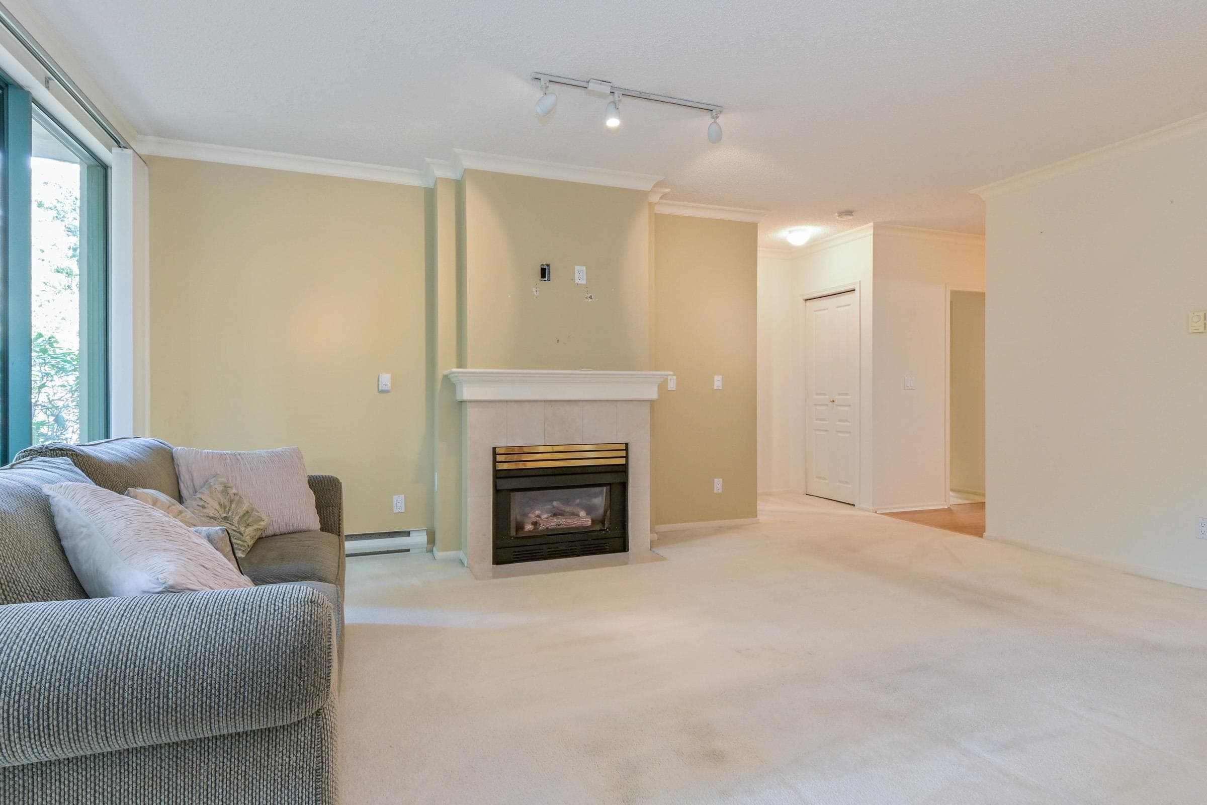 104 - 1745 Martin Drive, Surrey, V4A 9T5 — photo 4
