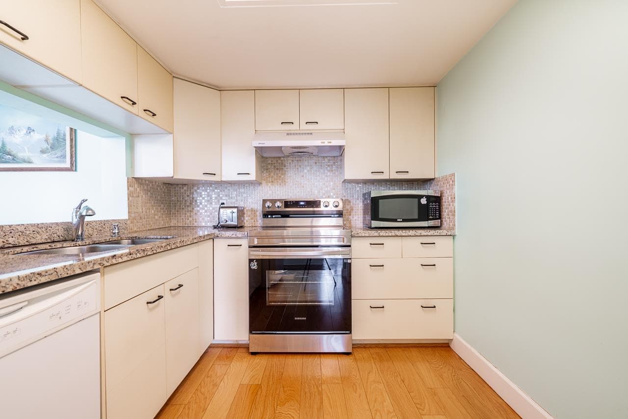 303 - 121 Tenth Street, New Westminster, V3M 3X7 — photo 5