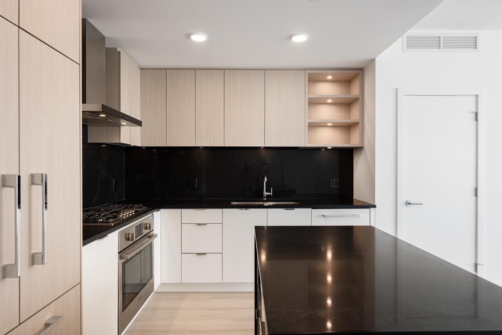 1607 - 4988 Bennett Street, Burnaby, V5H 0L1 — photo 2