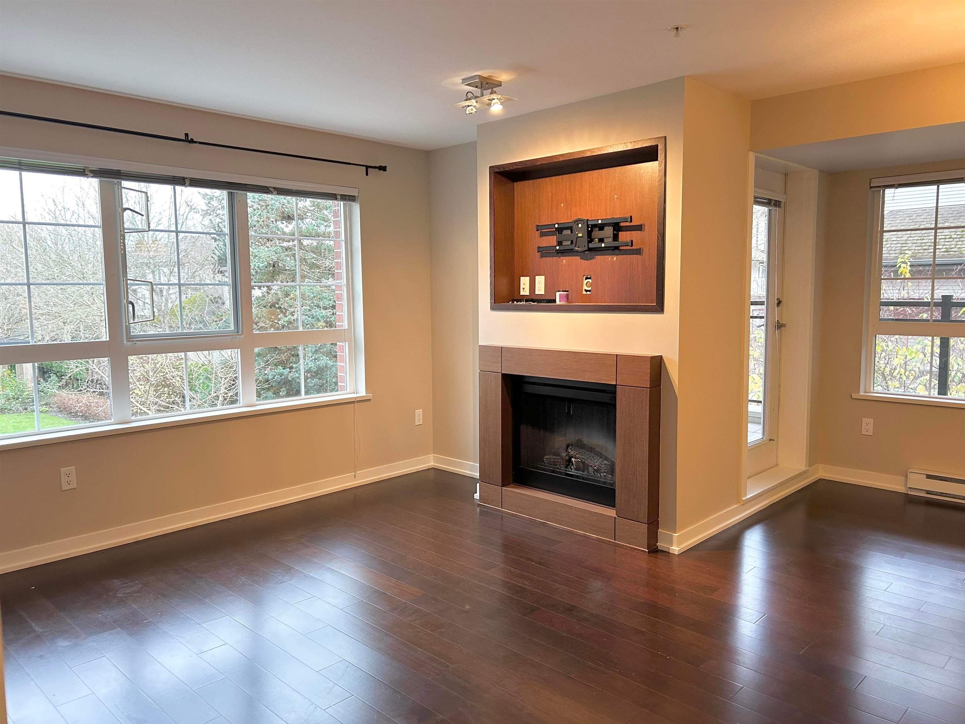 205 - 2940 King George Boulevard, Surrey, V3Z 0M8 — photo 5