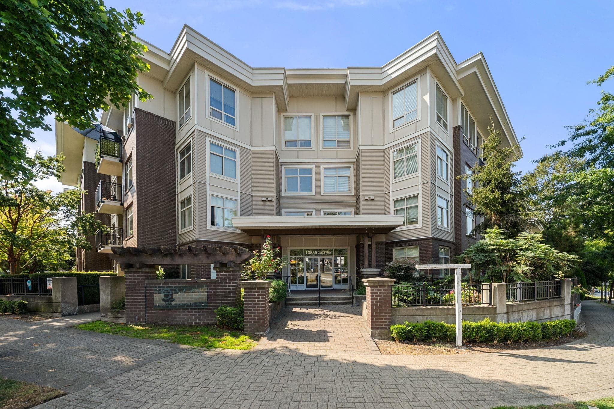 209 - 13555 Gateway Drive, Surrey, V3T 0B5 — photo 2