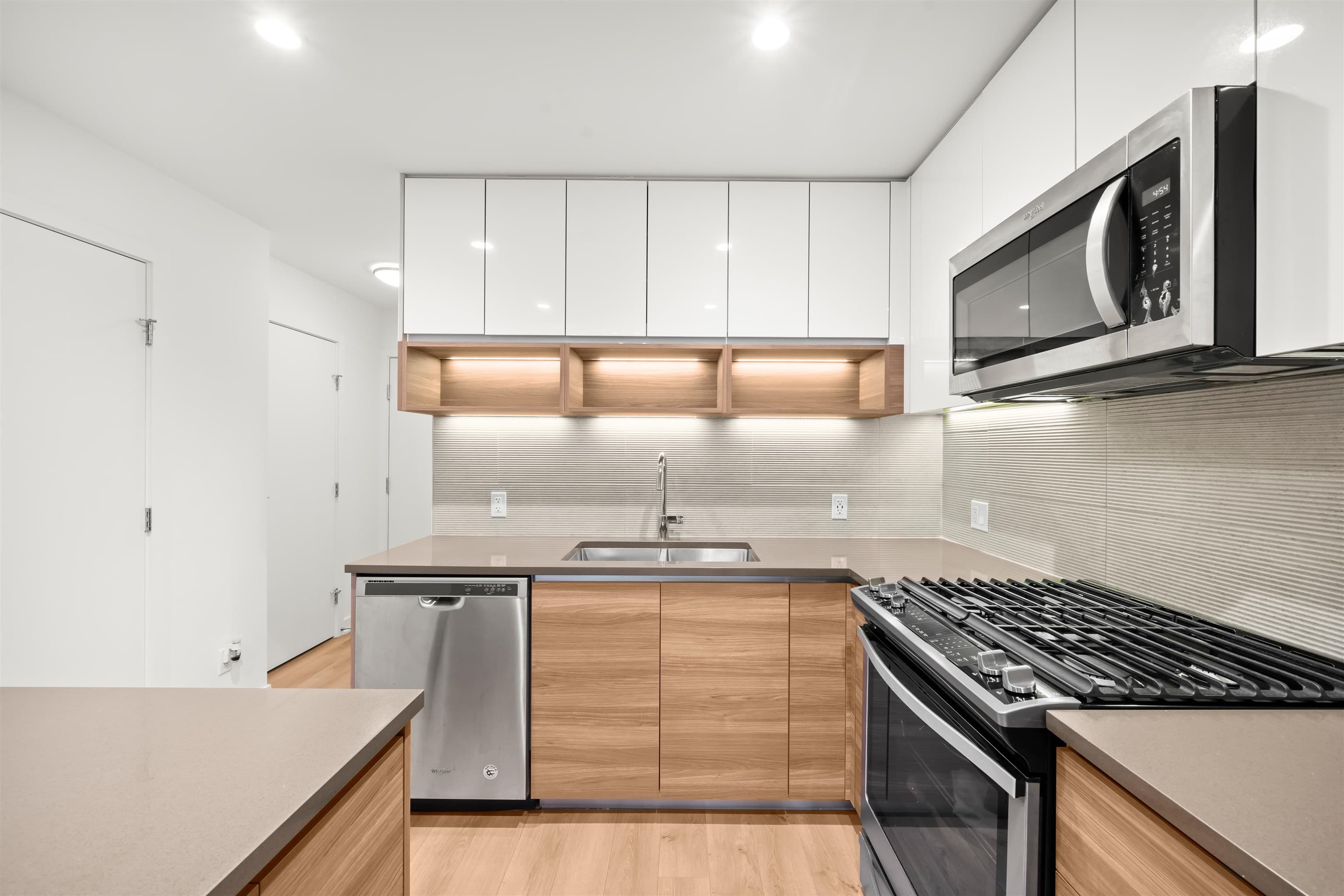 207 - 8850 University Crescent, Burnaby, V5A 0C8 — photo 3