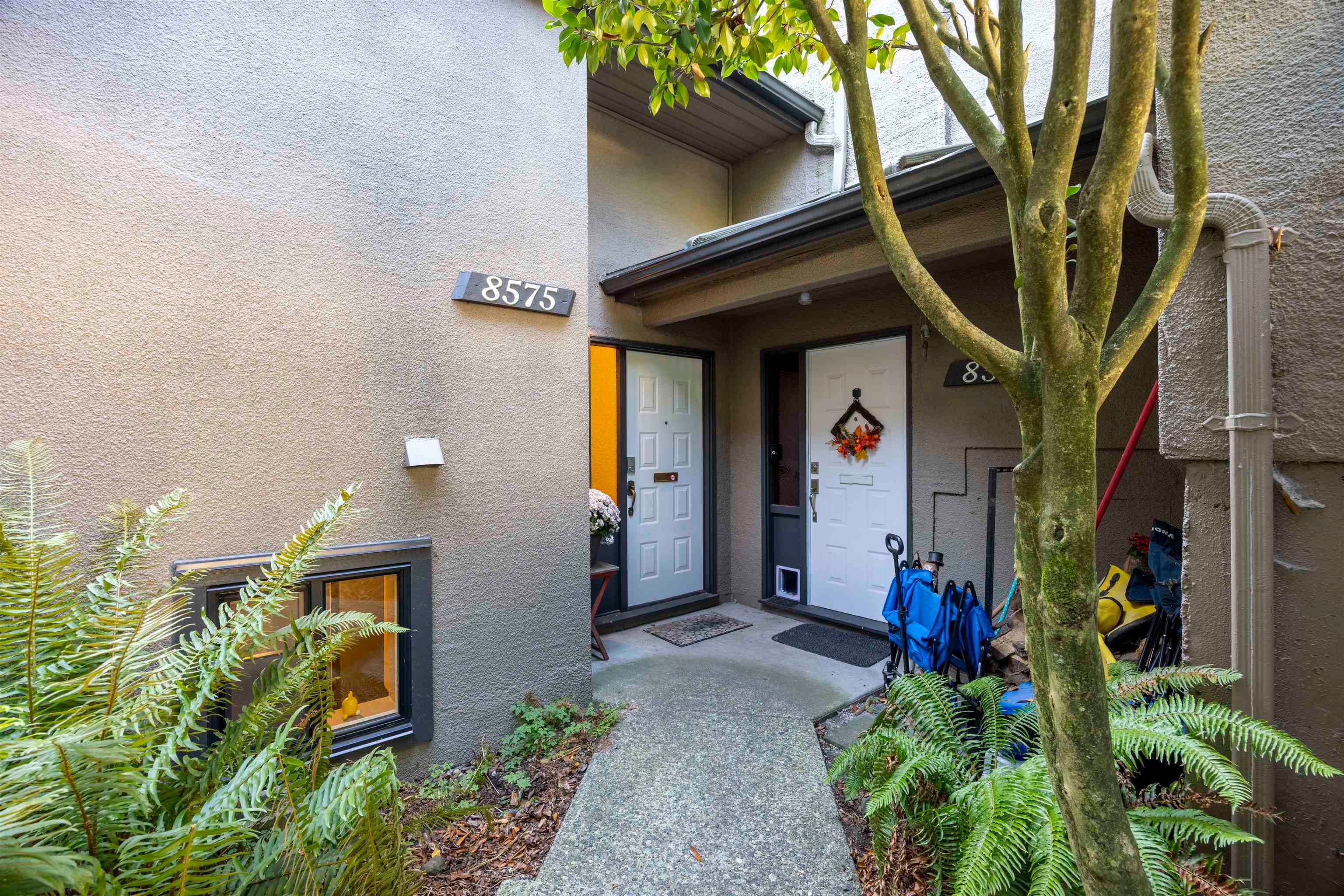 8575 Woodridge Place, Burnaby, V5A 4B3 — photo 3