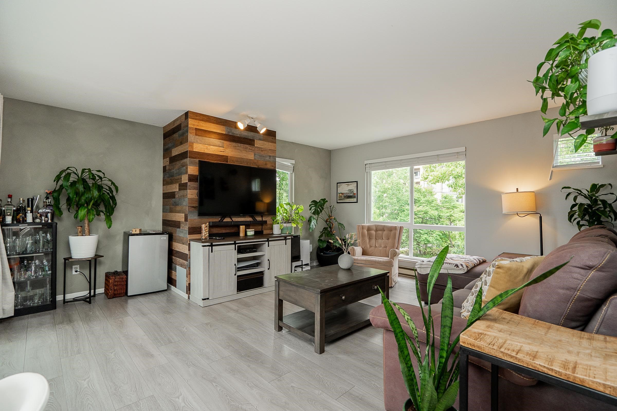 301 - 7465 Sandborne Avenue, Burnaby, V3N 4W7 — photo 1