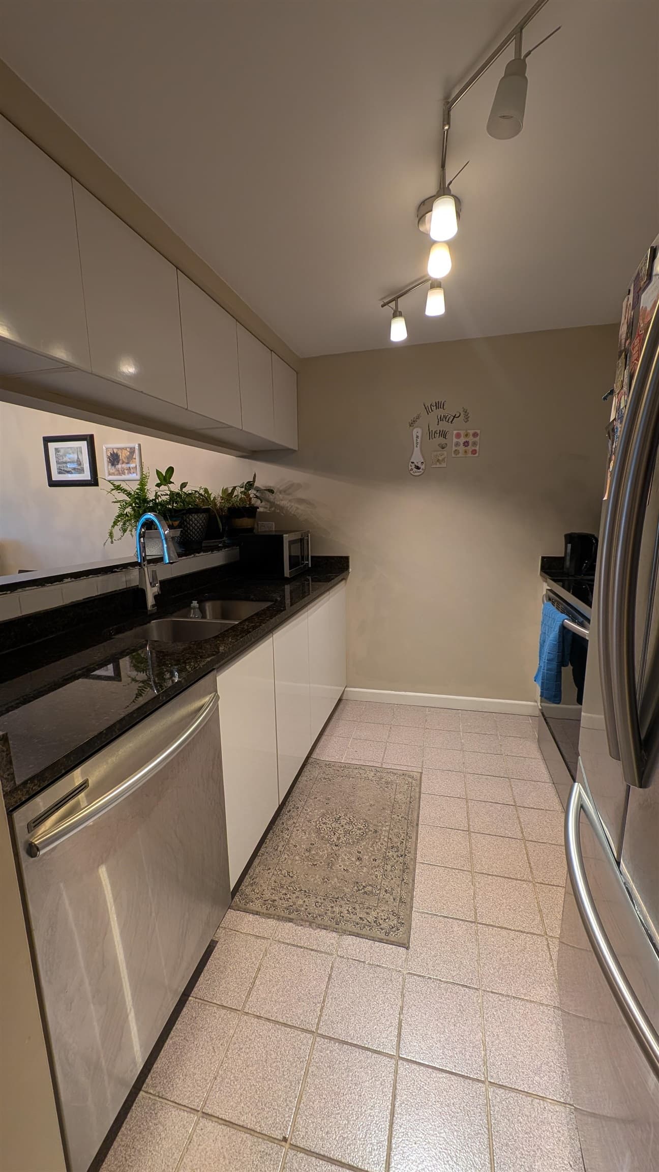 607 - 9623 Manchester Drive, Burnaby, V3N 4Y8 — photo 4