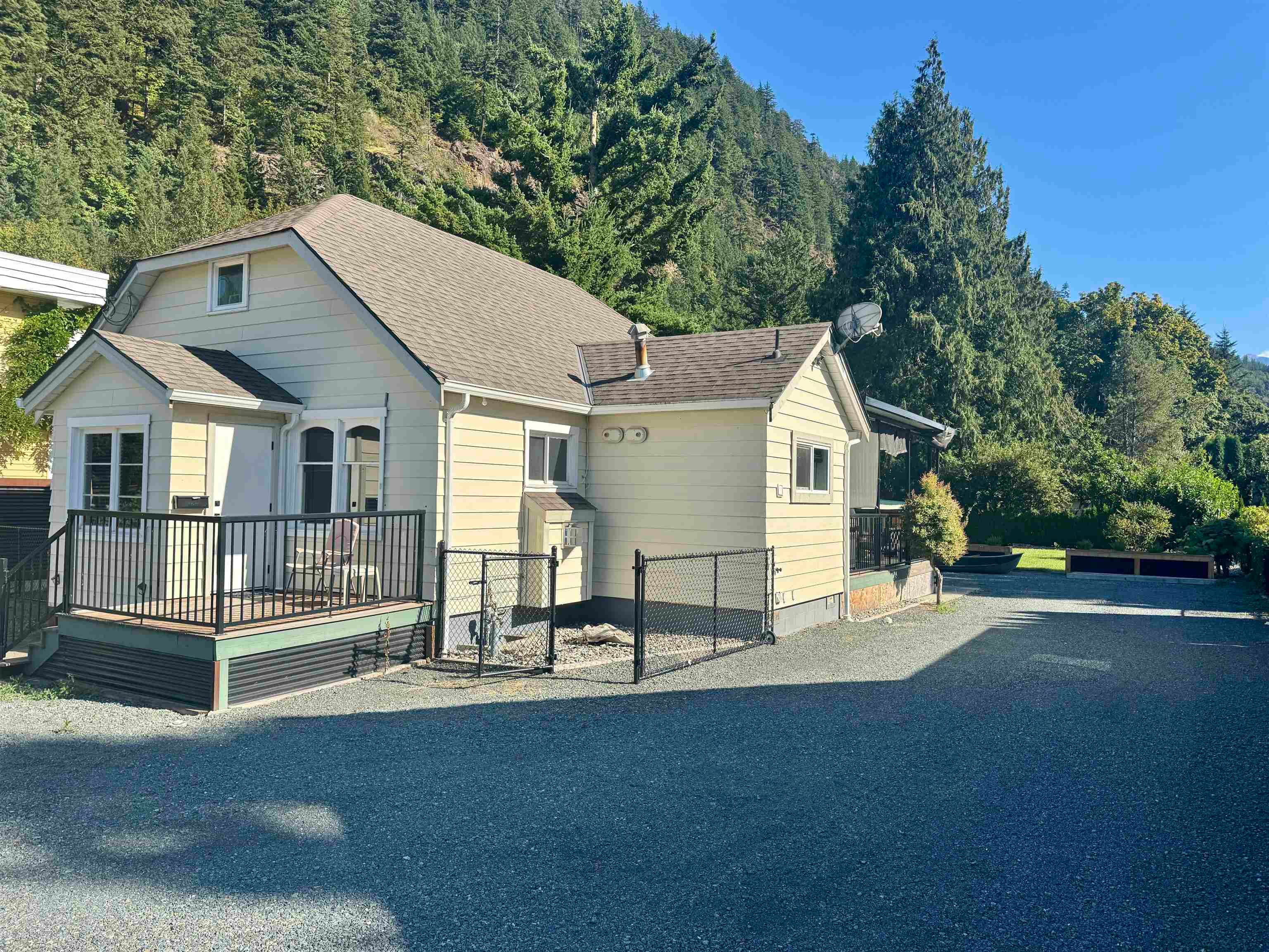 562 Lillooet Avenue, Harrison Hot Springs, V0M 1K0 — photo 2