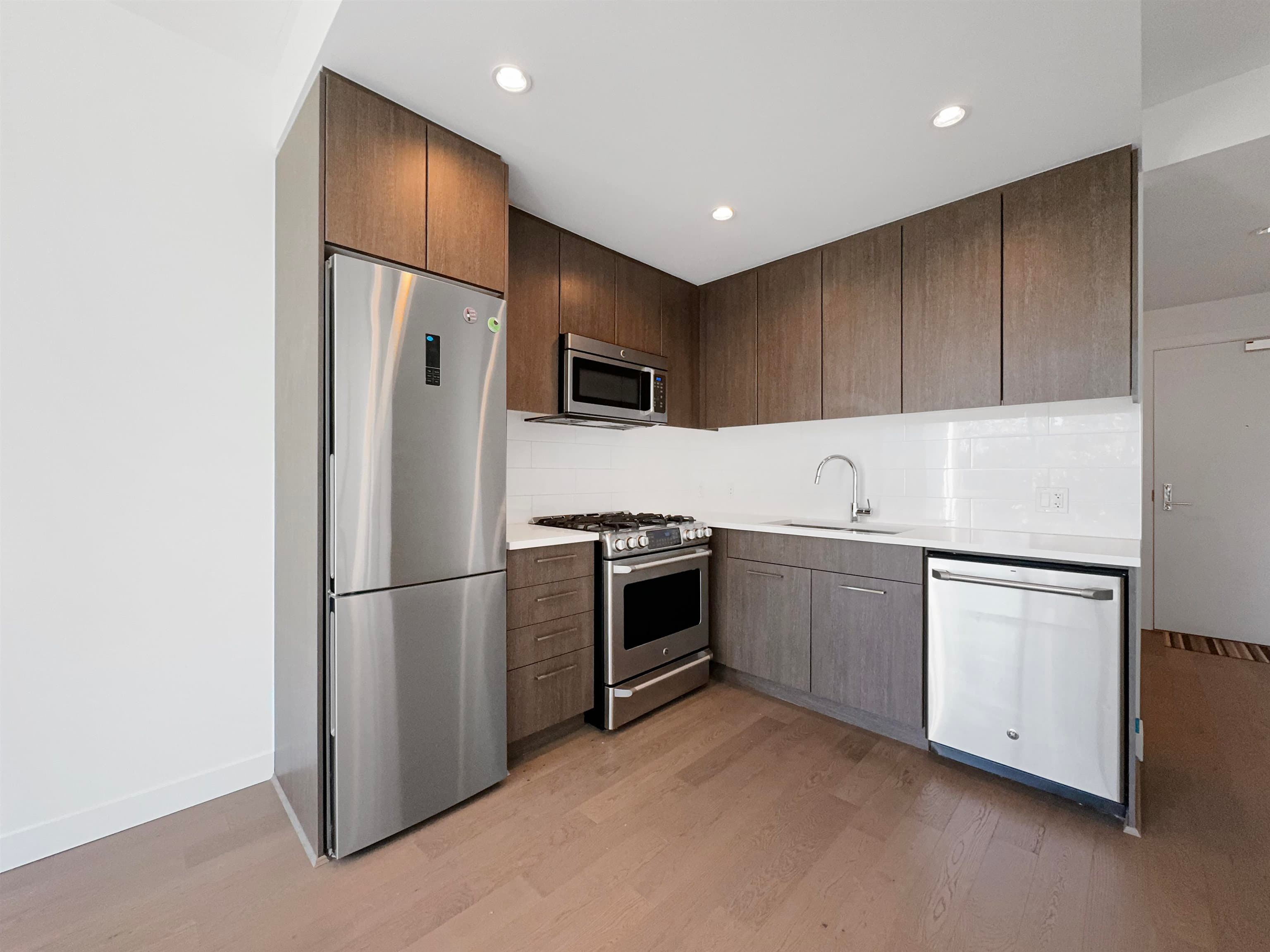 9xx - 9060 University Crescent, Burnaby, V5A 0E1 — photo 2