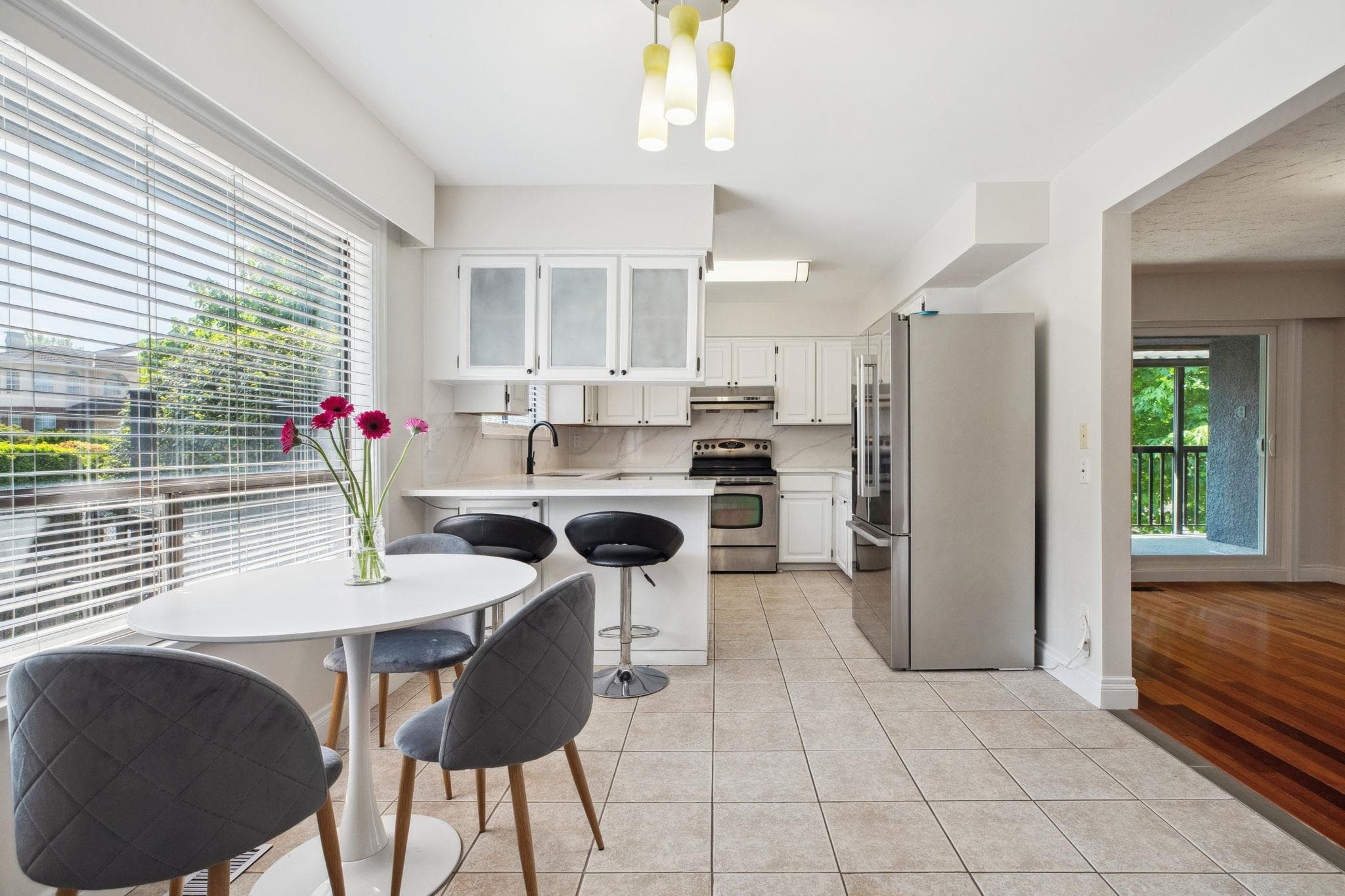 7347 Queenston Court, Burnaby, V5A 3M5 — photo 4