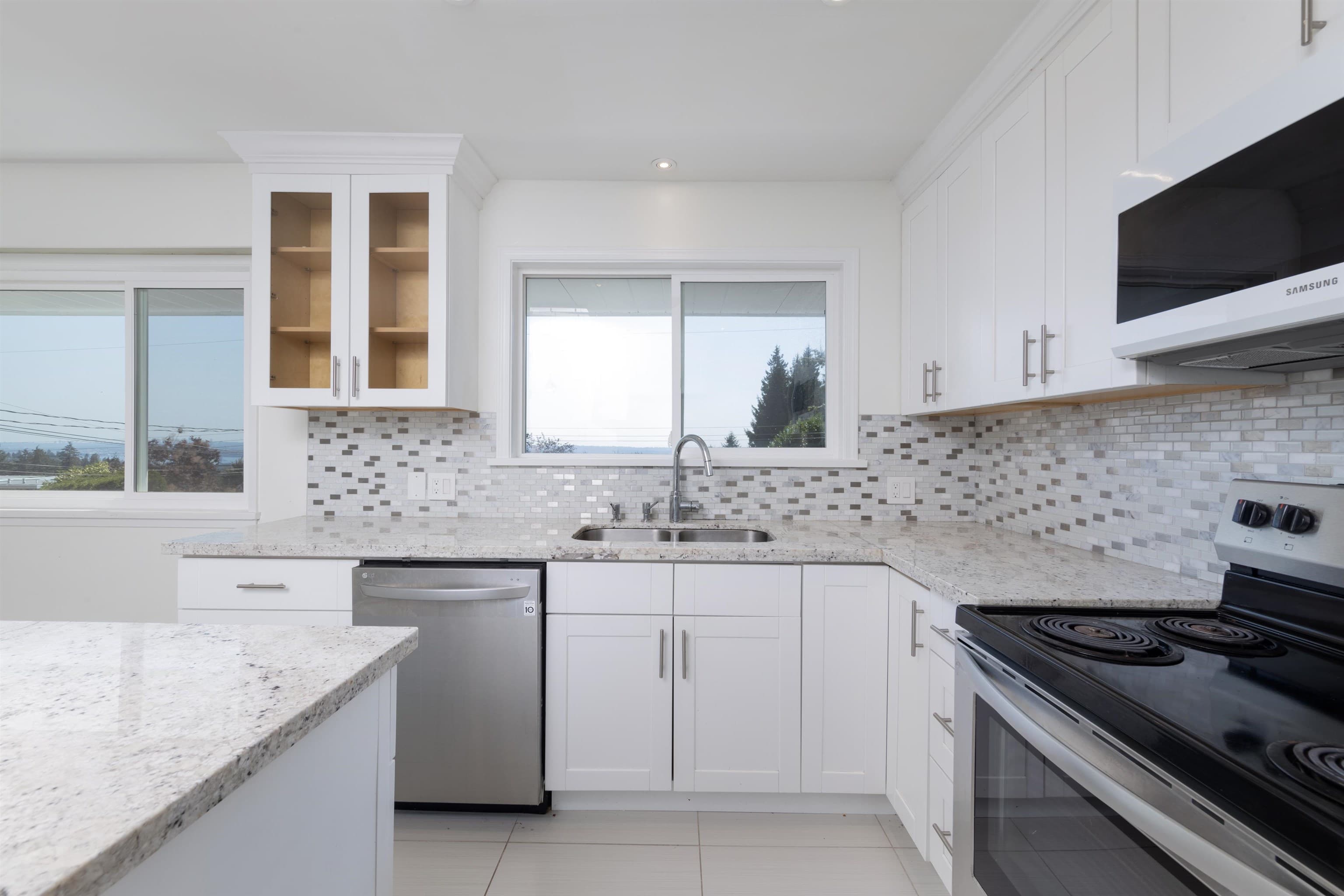 1895 Rosebery Avenue, West Vancouver, V7V 2Z5 — photo 3