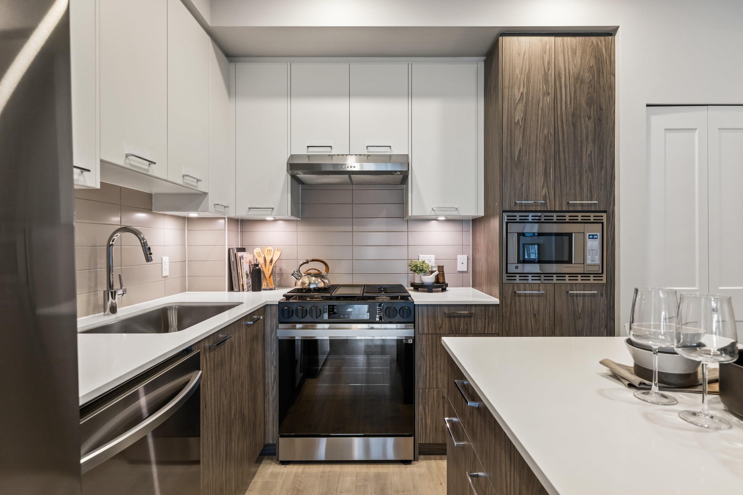 704 - 3317 148 Street, Surrey, V4P 0H9 — photo 1