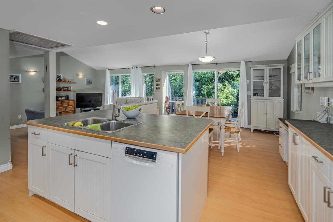 2242 Foothills Court, Abbotsford, V3G 1E1 — photo 2