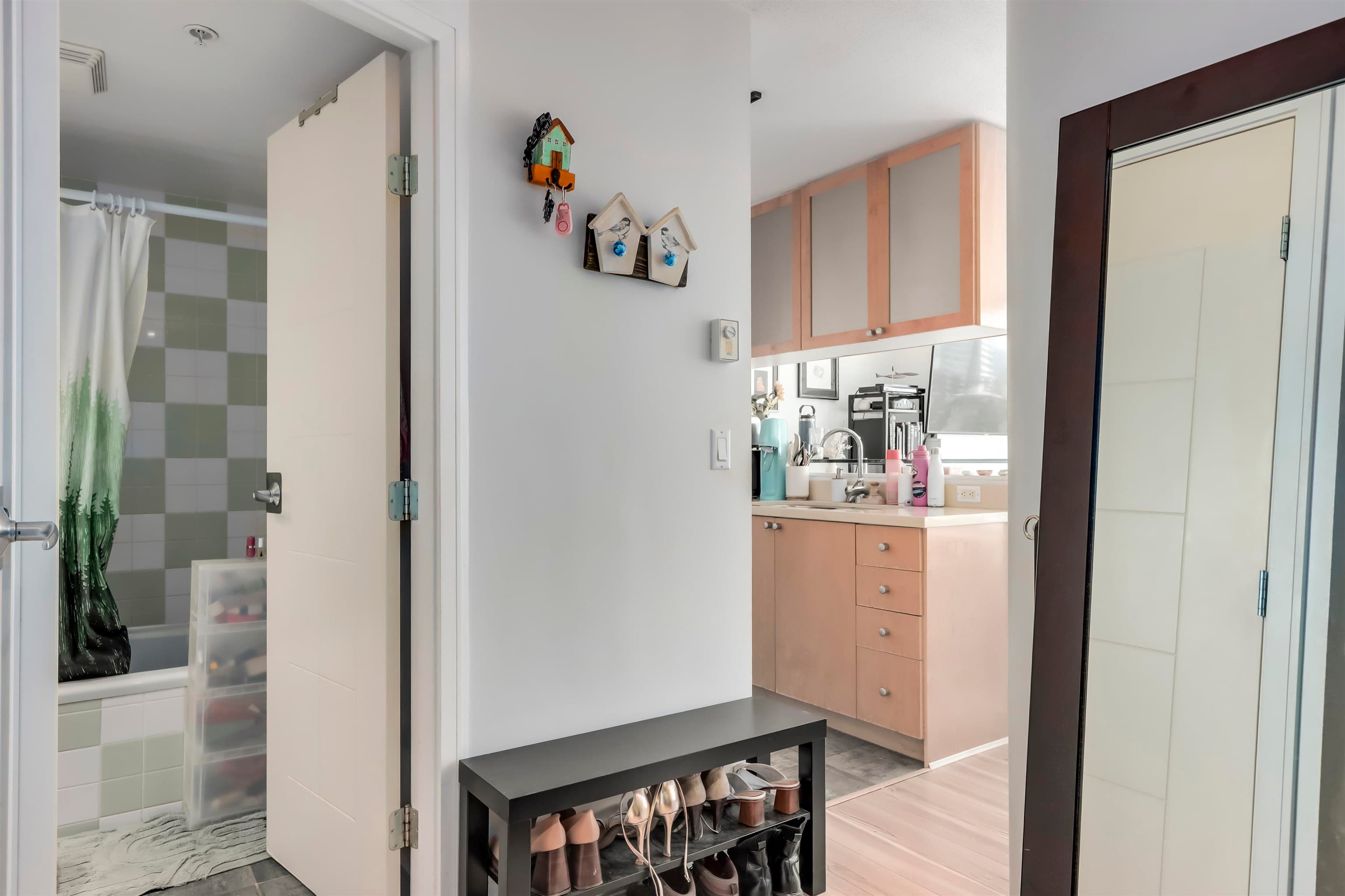 1406 - 1003 Burnaby Street, Vancouver, V6E 4R7 — photo 2