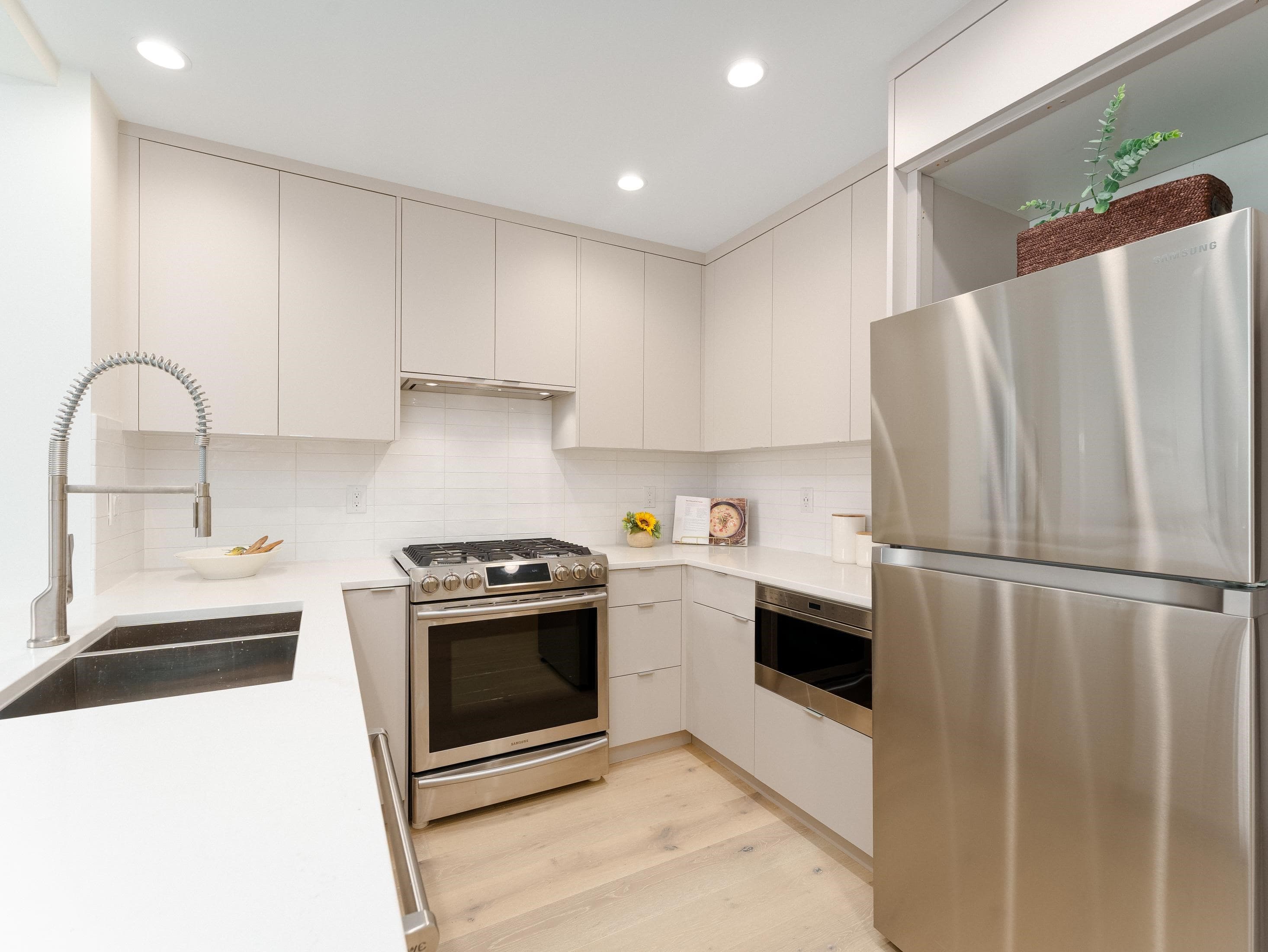 422 - 580 Raven Woods Drive, North Vancouver, V7G 2T2 — photo 5