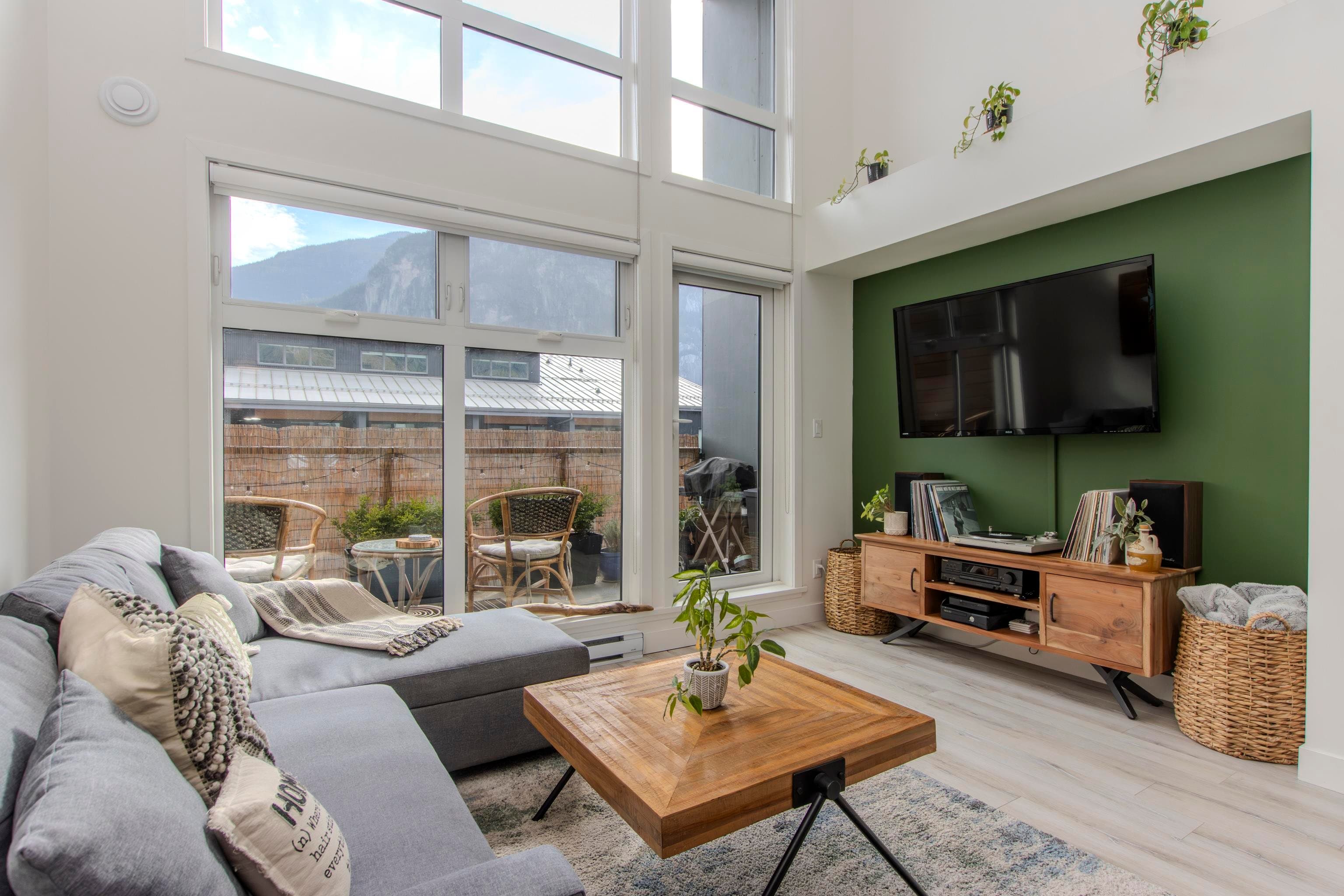 610 - 38013 Third Avenue, Squamish, V8B 0Z8 — photo 2