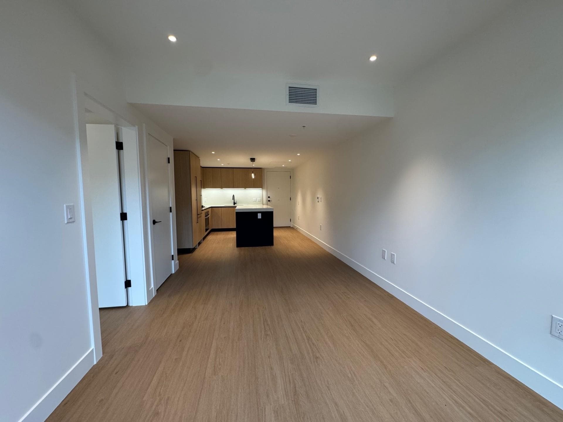 110 - 2235 E Broadway, Vancouver, V5N 0J5 — photo 2