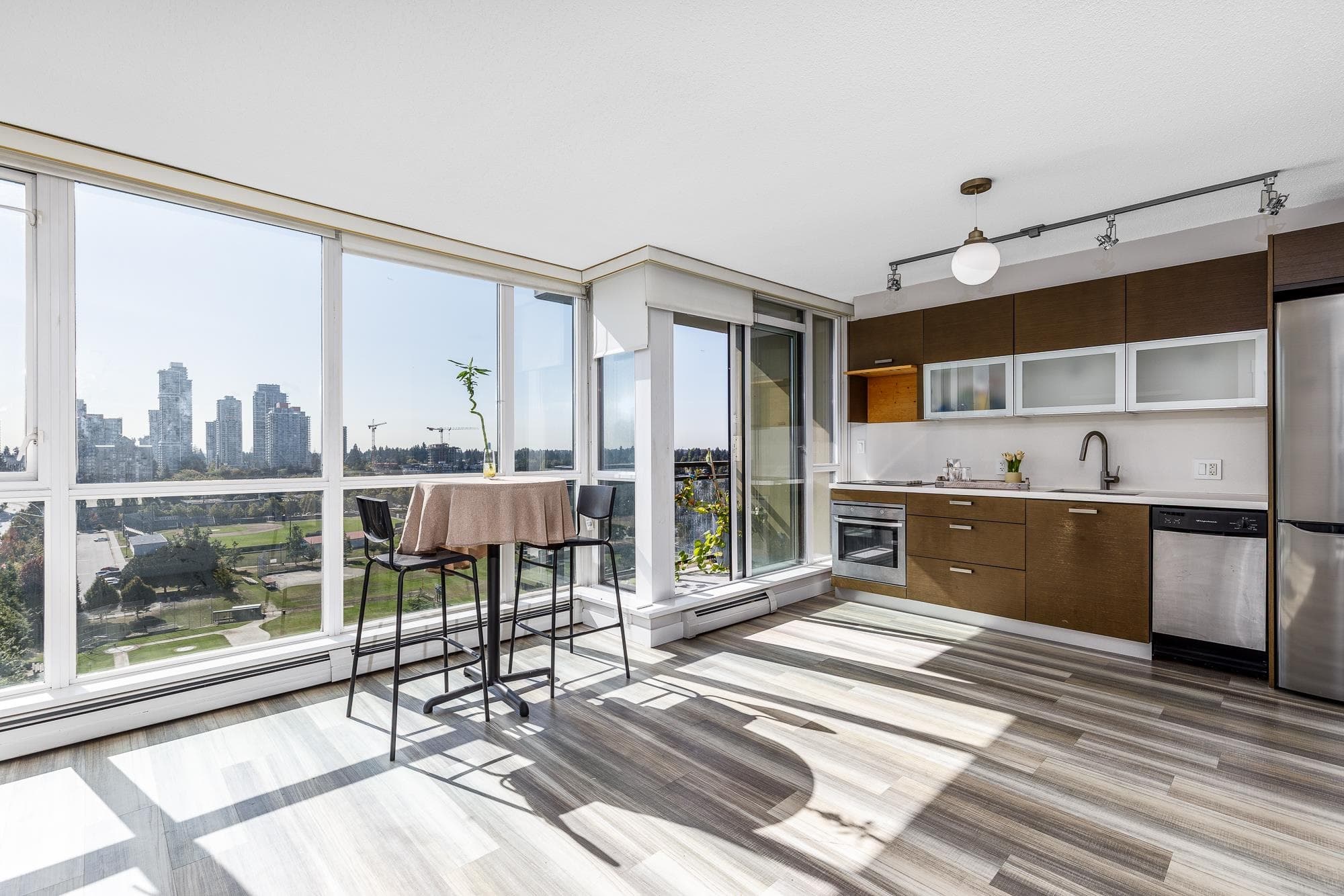 1603 - 10777 University Drive, Surrey, V3T 0E6 — photo 1