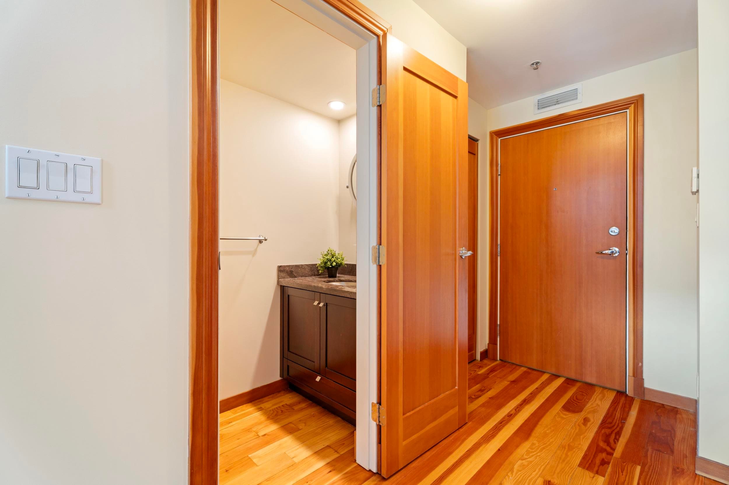 201 - 10 Renaissance Square, New Westminster, V3M 7B1 — photo 3