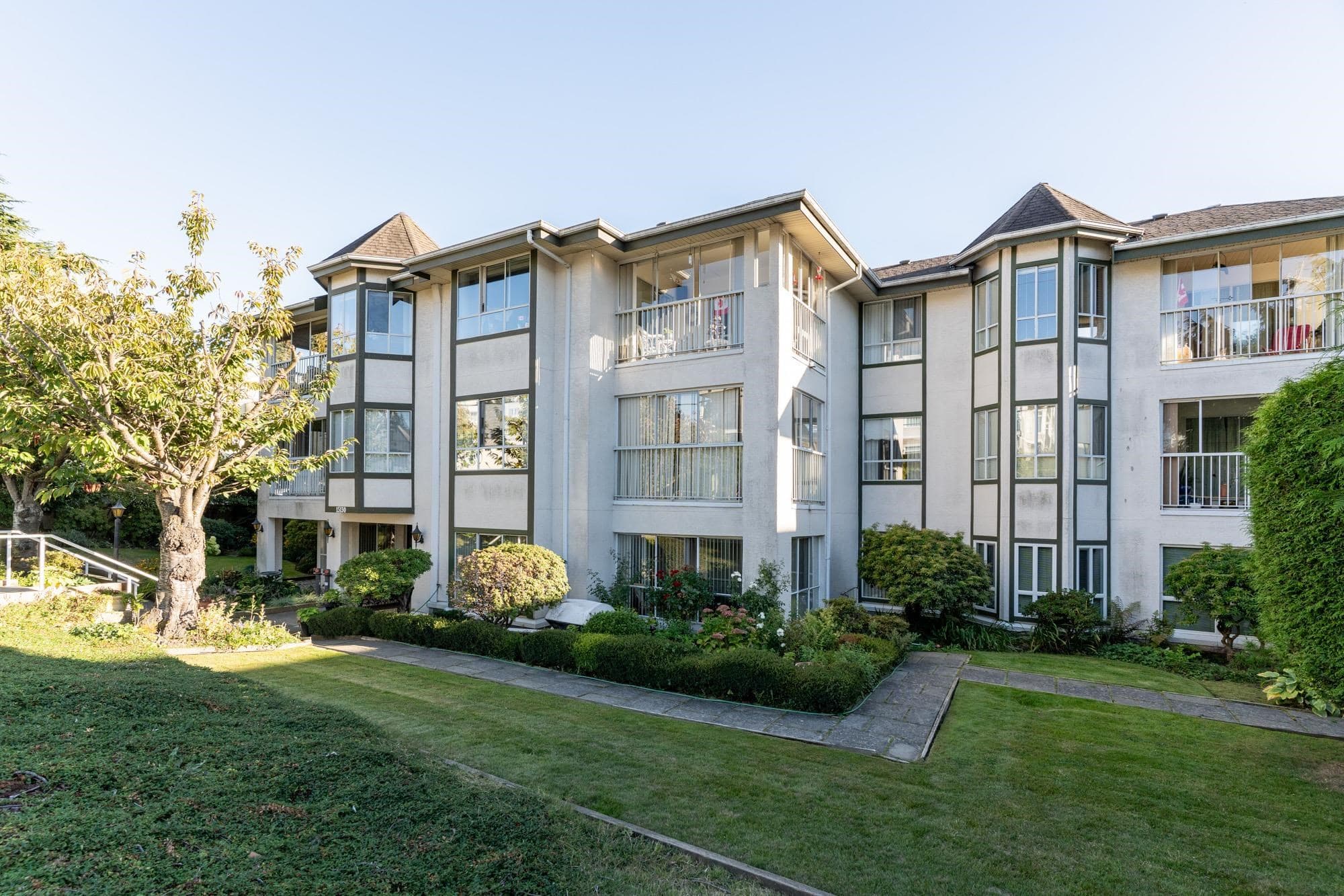 204 - 15130 Roper Avenue, White Rock, V4B 2E7 — photo 2