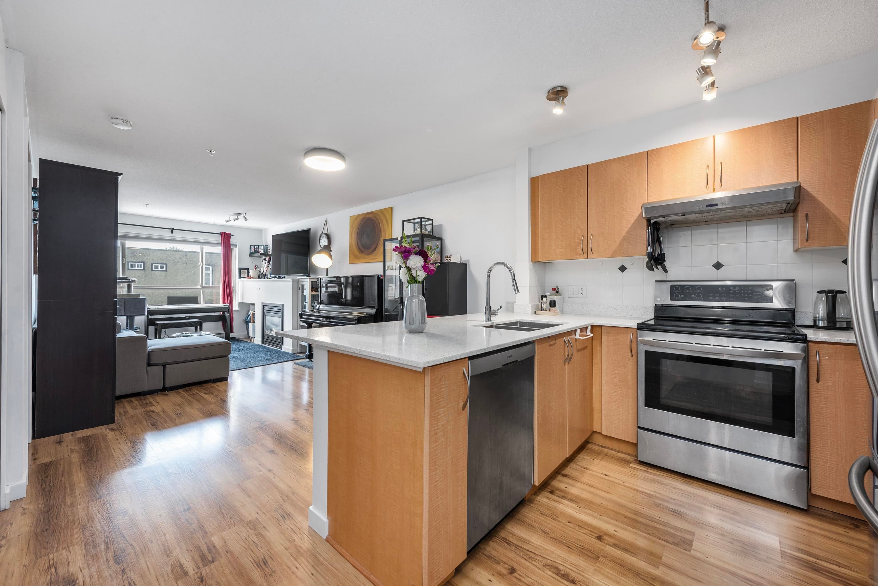 202 - 38003 Second Avenue, Squamish, V8B 0C4 — photo 3