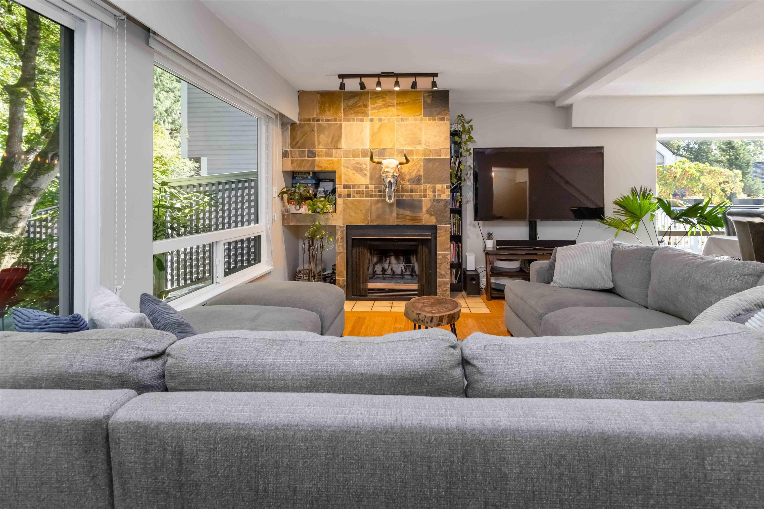 8187 Forest Grove Drive, Burnaby, V5A 4H5 — photo 5