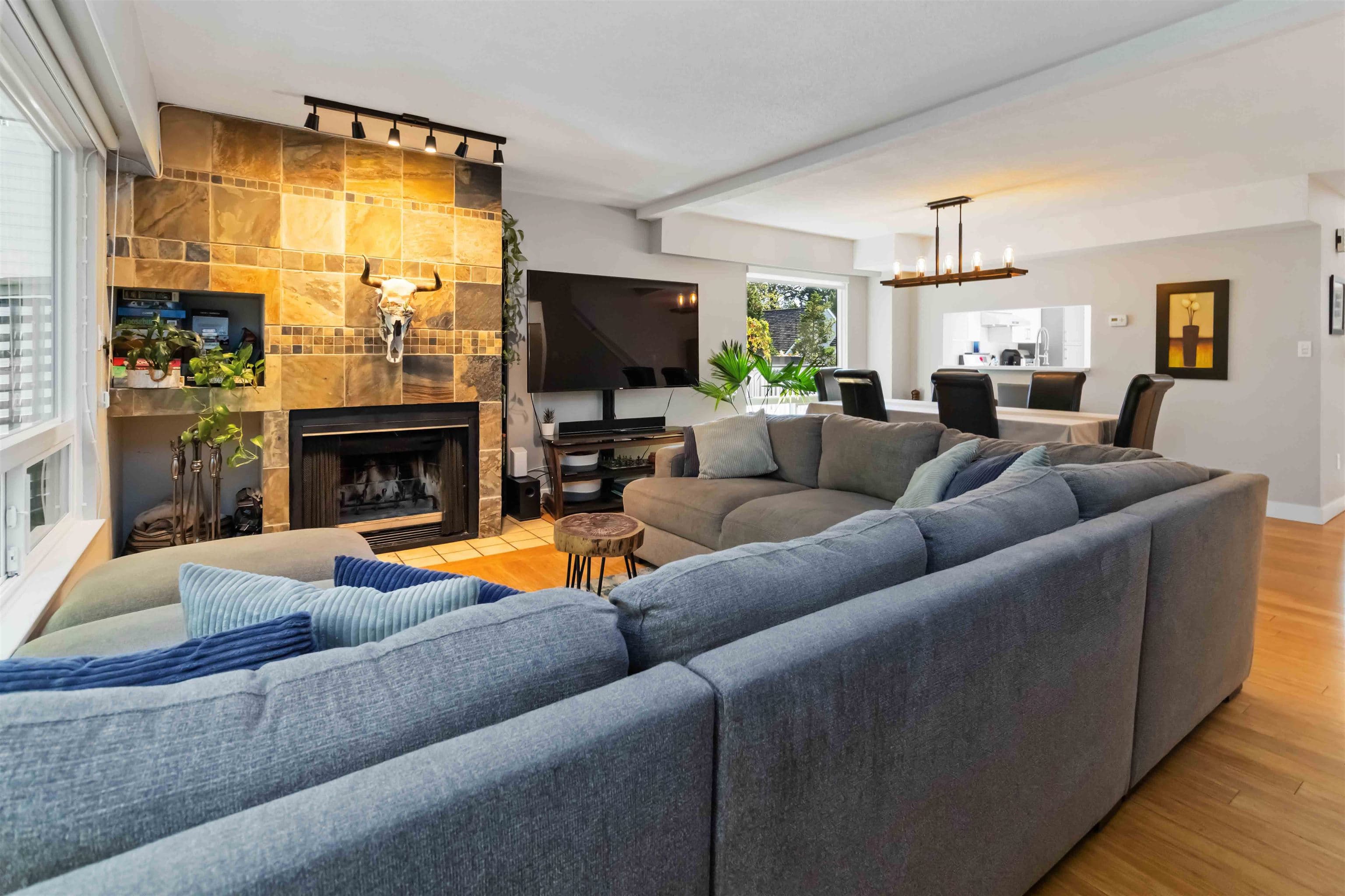 8187 Forest Grove Drive, Burnaby, V5A 4H5 — photo 4