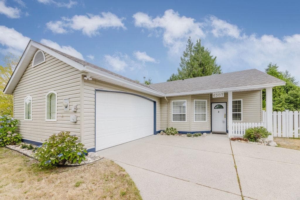 6307 Homestead Avenue, Sechelt
