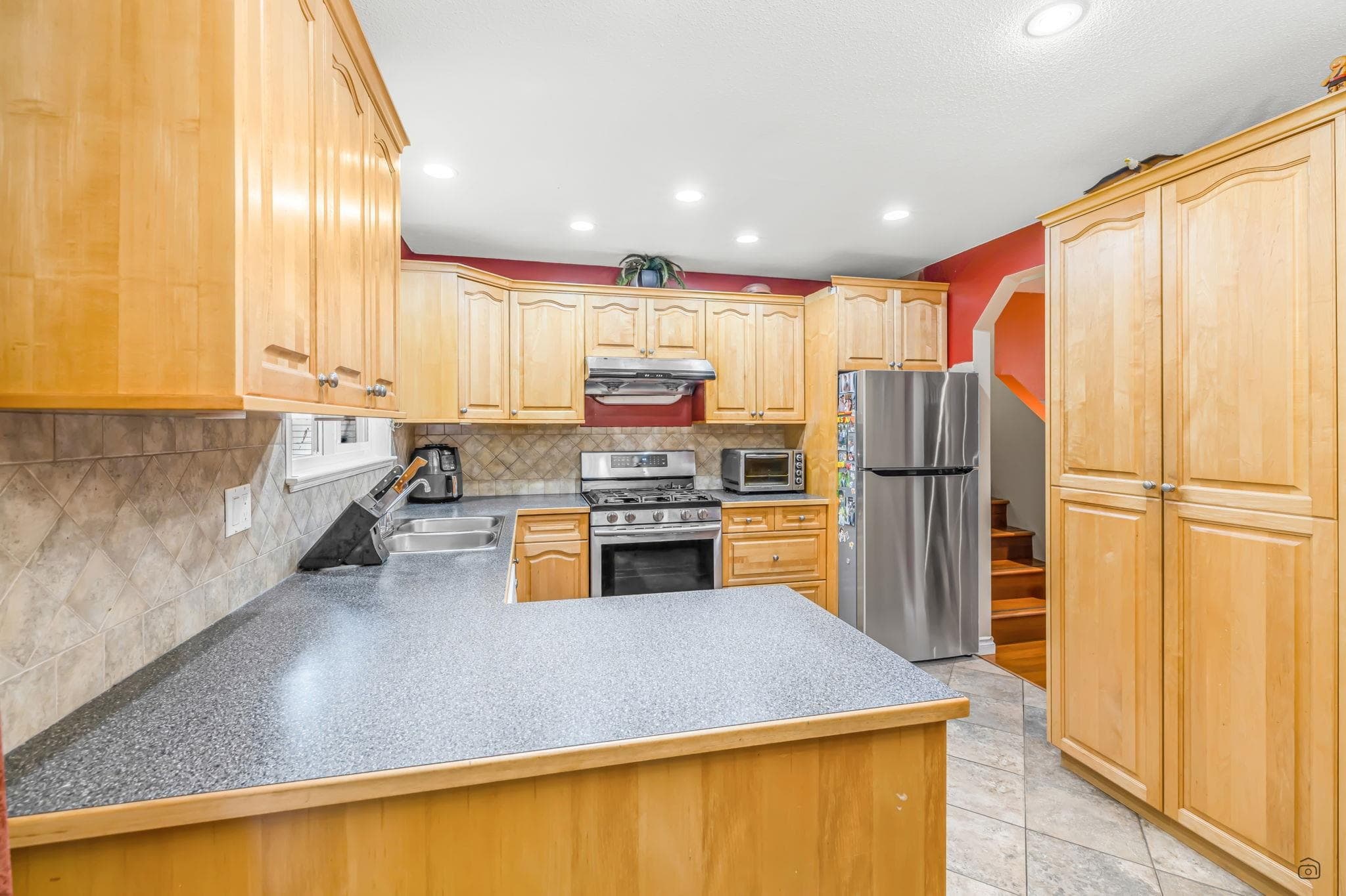 13277 64a Avenue, Surrey, V3W 7H9 — photo 2