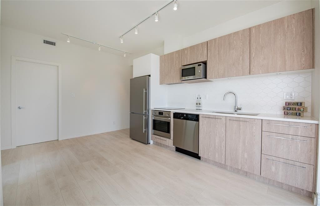 1602 - 691 North Road, Coquitlam, V3J 0H9 — photo 2