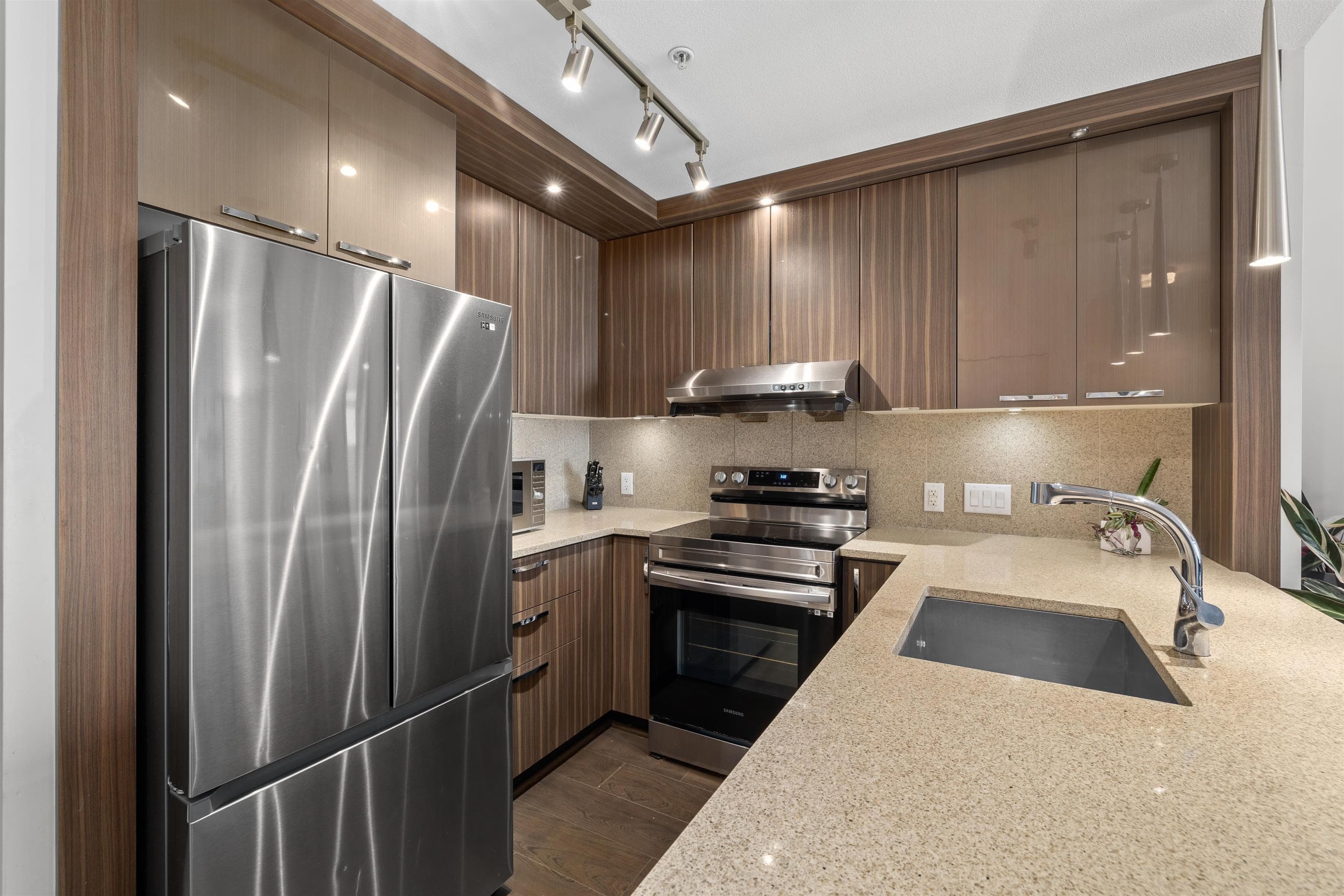 305 - 733 W 14th Street, North Vancouver, V7M 0C6 — photo 4