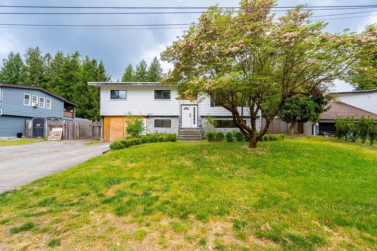 4437 196a Street, Langley, V3A 4W1 — photo 1