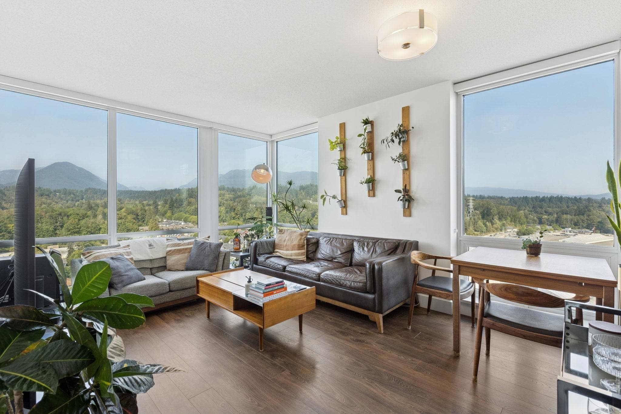 1702 - 1550 Fern Street, North Vancouver, V7J 0A9 — photo 1