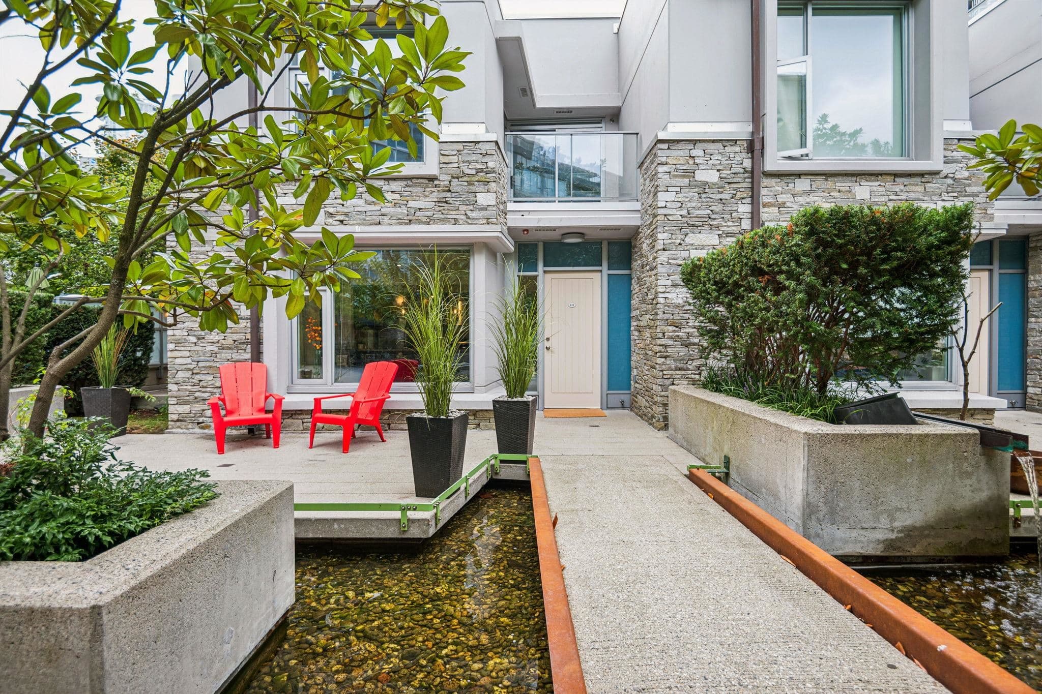 239 - 188 Keefer Place, Vancouver, V6B 0J1 — photo 2