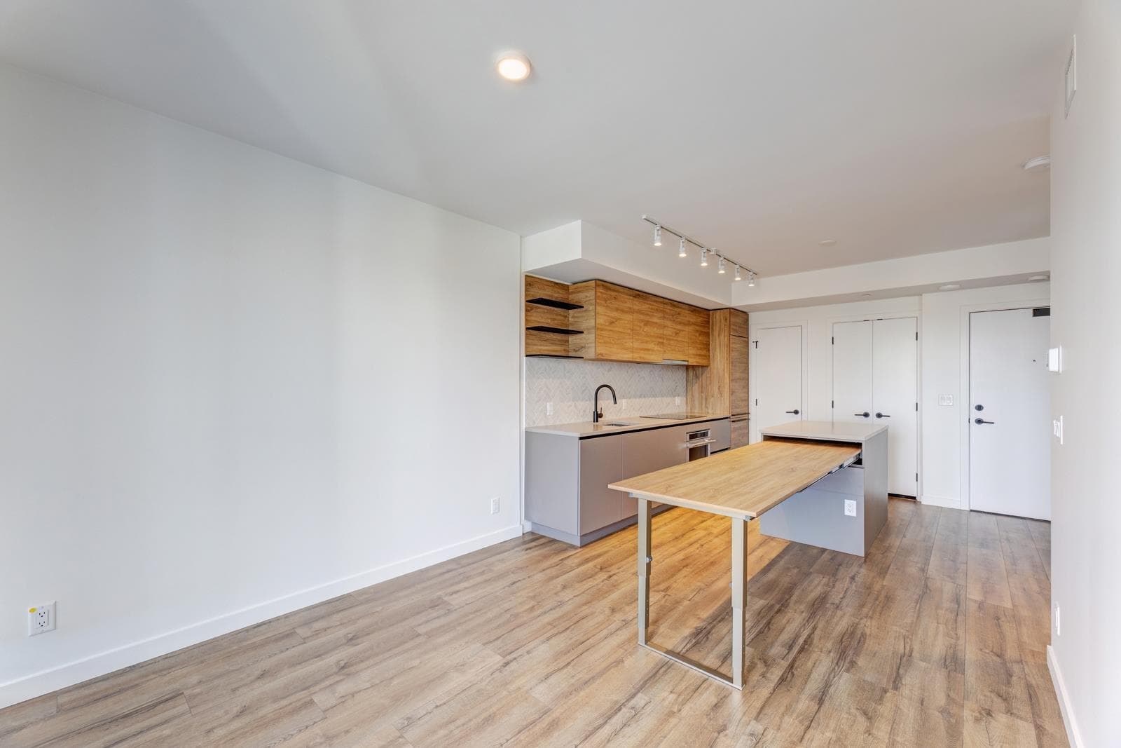 23xx - 10448 University Drive, Surrey, V3T 0S7 — photo 4