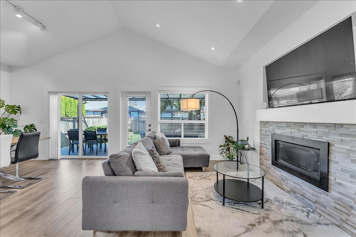 7430 Canada Way, Burnaby, V3N 3J6 — photo 2