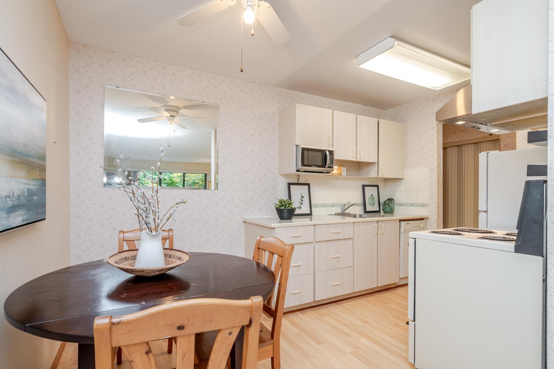 208 - 15020 North Bluff Road, White Rock, V4B 5A4 — photo 5