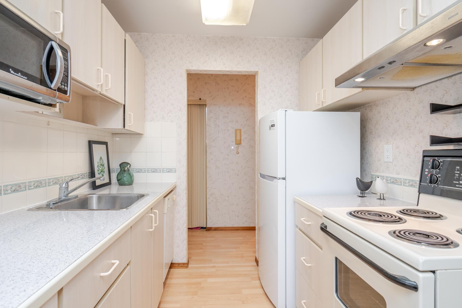 208 - 15020 North Bluff Road, White Rock, V4B 5A4 — photo 4