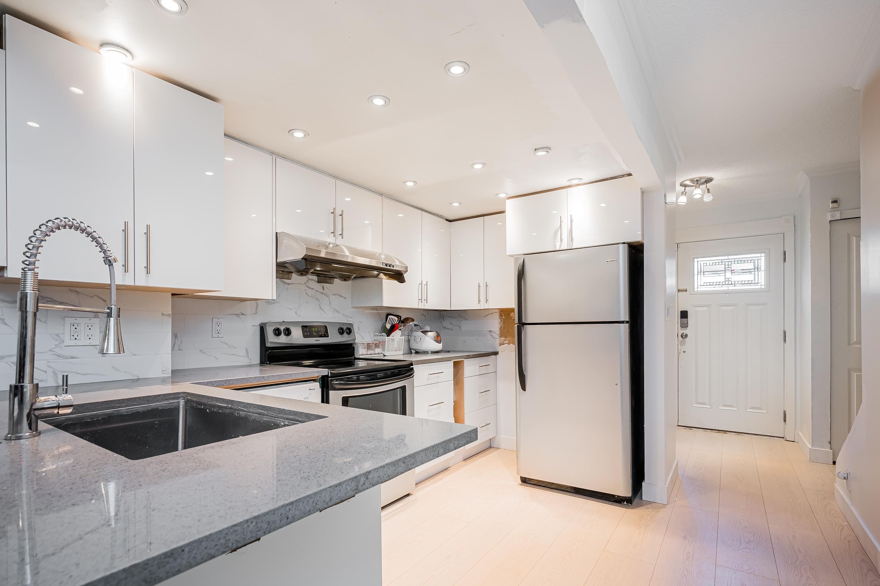4814 Fernglen Drive, Burnaby, V5G 3V7 — photo 2