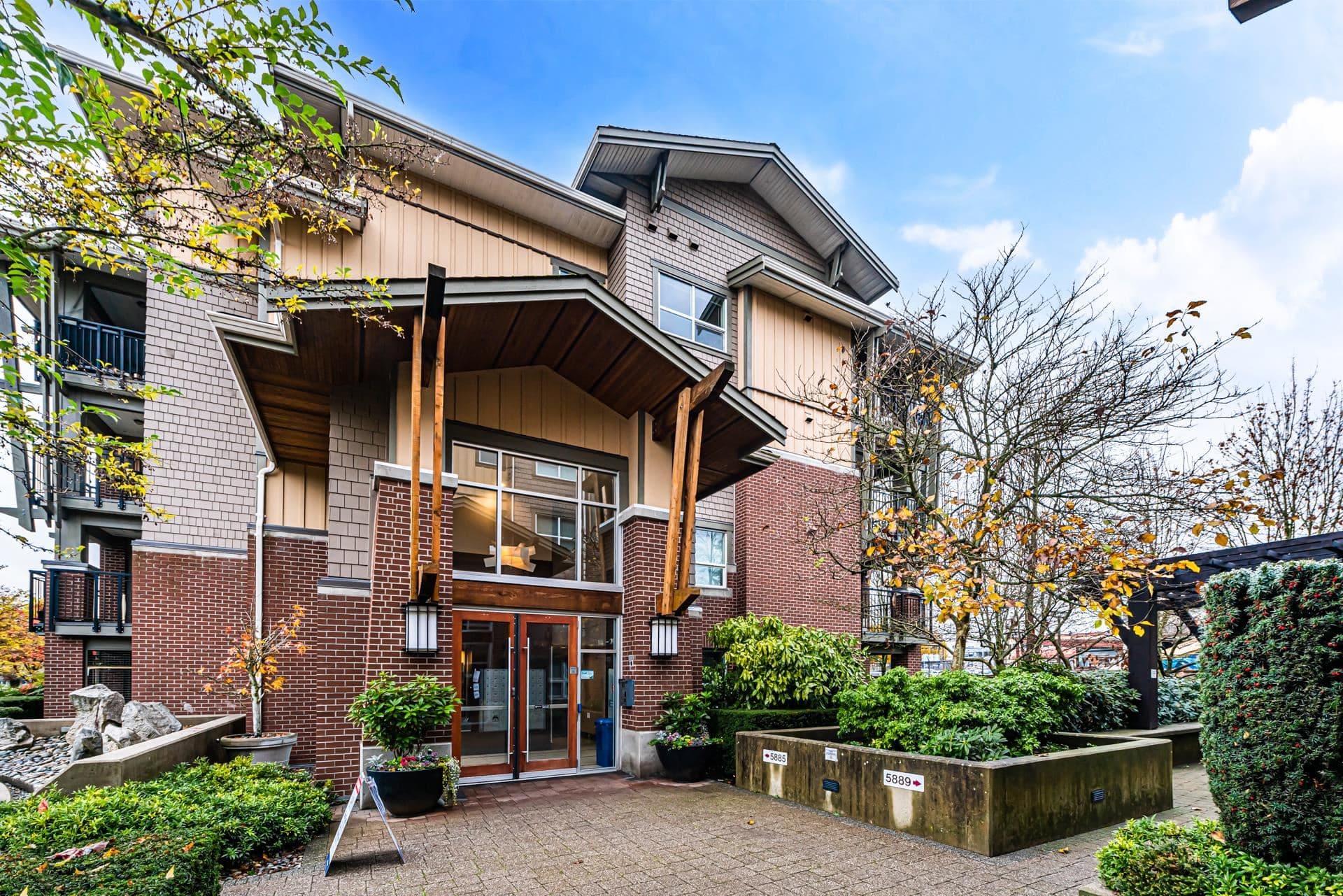 417 - 5885 Irmin Street, Burnaby, V5J 0C2 — photo 2