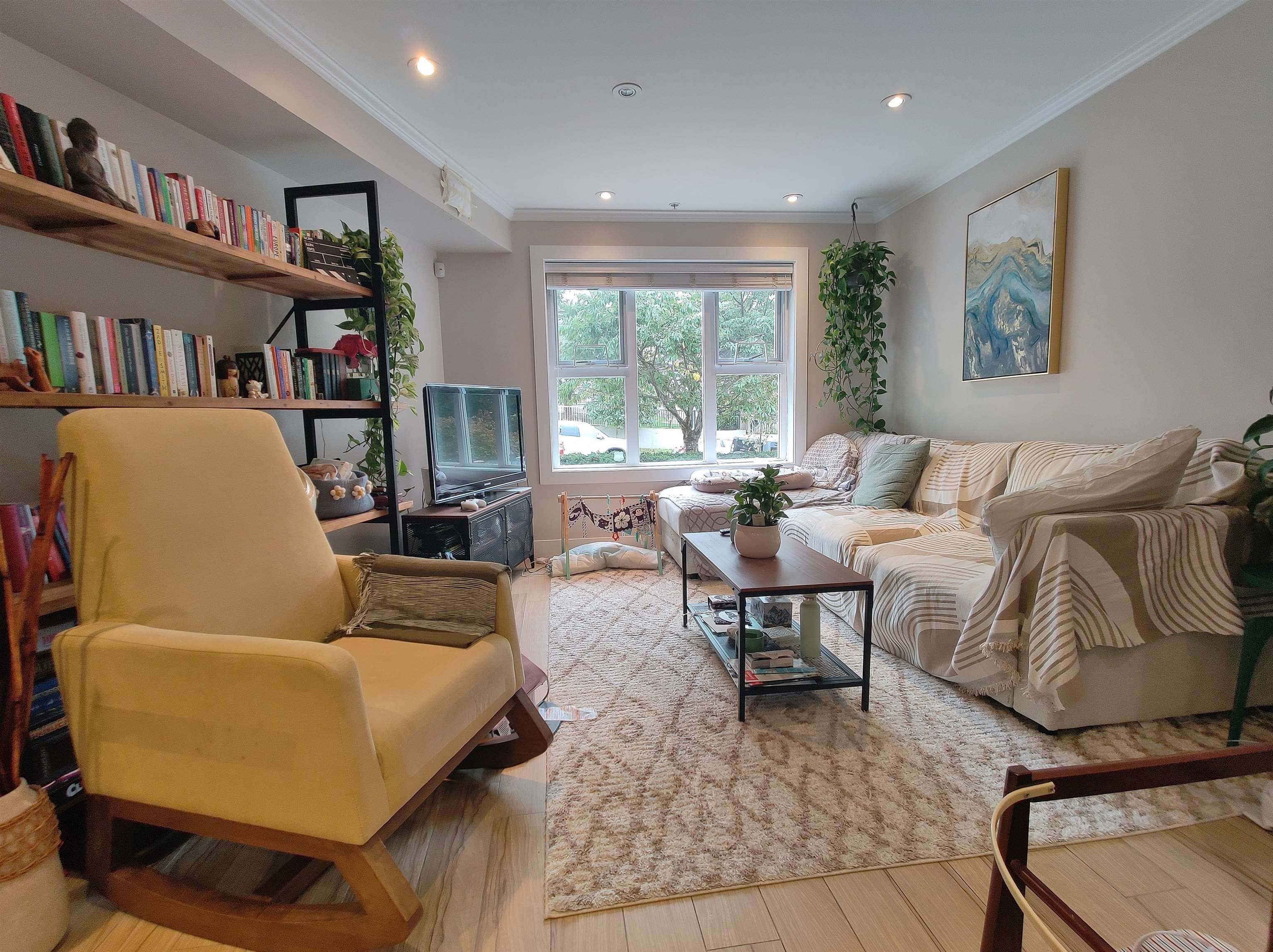 2055 Triumph Street, Vancouver, V5L 1K7 — photo 2