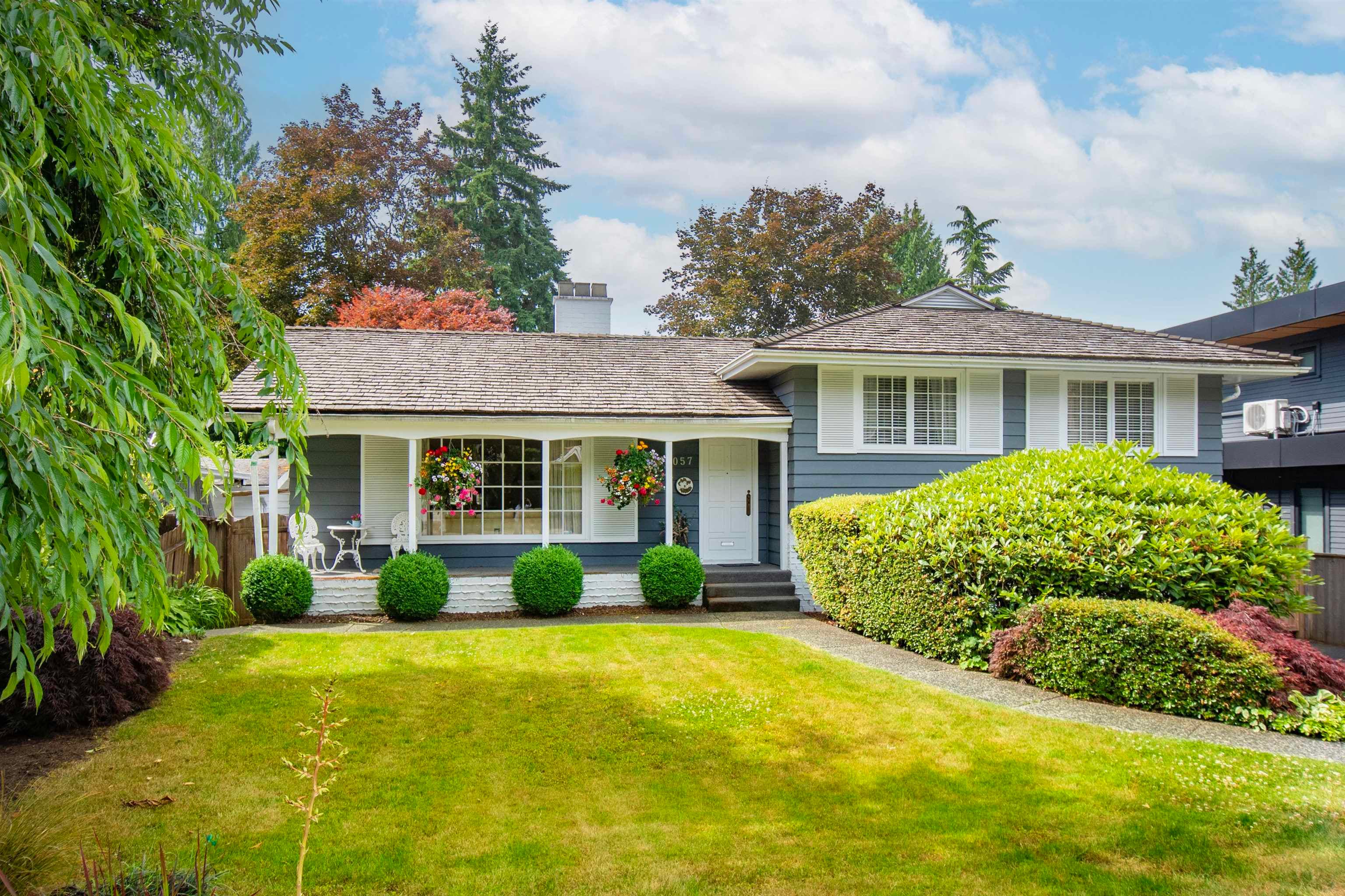 1057 Montroyal Boulevard, North Vancouver, V7R 2H5 — photo 2